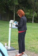 Het tappen van het water door de wethouder in een fles van Join The Pipe