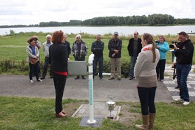 Wethouder Ilse Overzier en Joanne van Join the Pipe toosten met water