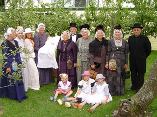 Historische Modeshow in Museum BroekerVeiling