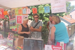 Stand van de Millenniumgemeente Langedijk op de vrijmarkt