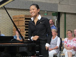 Concert op de werkvloer bij Bejo Zaden met toppianiste Gile Bae