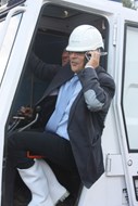Piet Verhoeven belt met mevr Verburg om het sein te geven om de 1e paal te slaan
