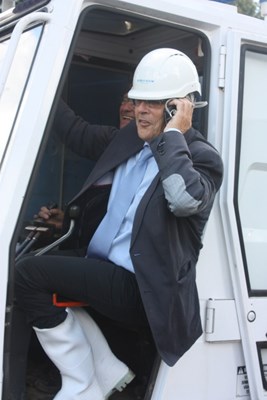 Piet Verhoeven belt met mevr Verburg om het sein te geven om de 1e paal te slaan