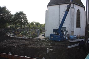 De plek achter de kerk waar gebouwd gaat worden