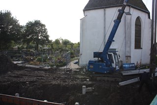 De plek achter de kerk waar gebouwd gaat worden