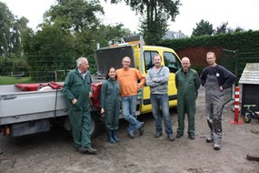 Het team dat aan de slag was bij kinderboerderij Jong Leven