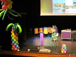 De theaterzaal was in tropische sferen versierd