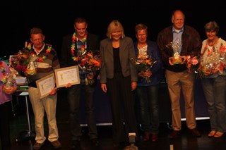 De twee winnaars links met oorkondes
