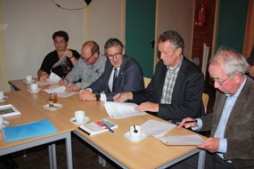 Het ondertekenen van de intentieovereenkomst mbt Het Behouden Huis in Oudkarspel