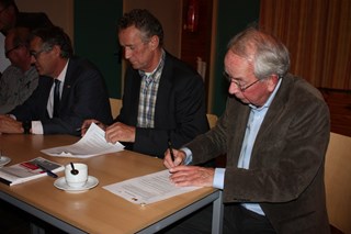 St. Hart van Oudkarspel aan de rechterkant van de wethouder