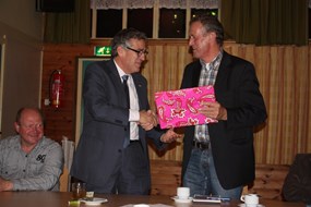 De heer Oostenveld geeft een foto aan wethouder Westerkamp