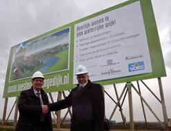 Wethouder Beers en SBB-directeur Kiewiet bij het nieuwe bouwbord 