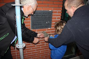 Het voegen van de 1e steen