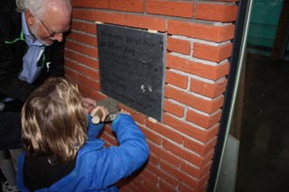 Jan Jong en Casijn Jong aan het werk