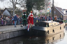 Burgemeester Cornelisse spreekt Sinterklaas toe