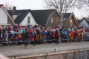 De Zwarte Pieten begroeten de vele kinderen 