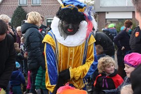 Kinderen krijgen lekker pepernoten