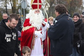 Aankomst van Sinterklaas bij Museum BroekerVeiling voor de opening van het Pakhuis van Sinterklaas