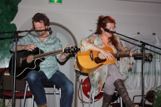 Helen speelt nu ook gitaar