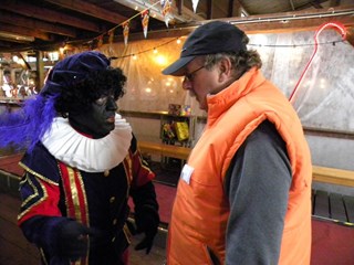 Ook Piet krijgt ondersteuning van de publieksmedewerker (te herkennen aan de oranje bodywarmer)