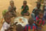 Schoolkinderen in Hondobon, Niger die een maaltijd krijgen