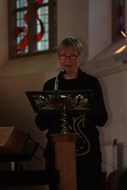 Toelichting in de kerkdienst van mevr Corrie van Eijk-Doctor (de maakster van de antependia(