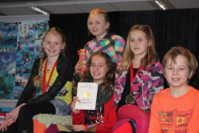 Maureen Mooij winnaar van de voorronde, omringt door Anne (l), Mandy, Fabienne (achter) en Mathijs 