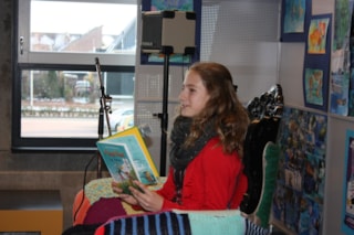 Maureen aan het voorlezen