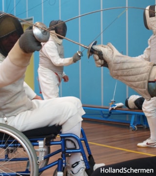 Rolstoelschermen is 1 voorbeeld van aangepast sporten (foto sportservice noord-holland)