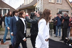 Azing Moltmaker maakt foto’s van de Beatlesbeelden