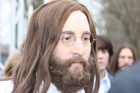 Het haar van John Lennon wapperde in de wind