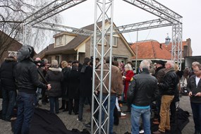 Heel veel mensen rondom de beelden
