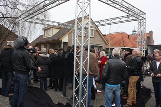 Heel veel mensen rondom de beelden