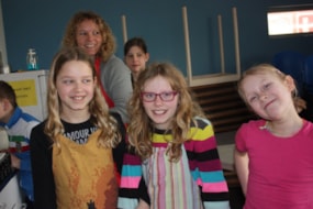 Leerlingen groep 6 J. D. van Arkelschool actief met pannenkoeken bakken
