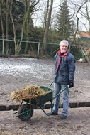 Vrijwilligers actief bij kinderboerderij Jong Leven tijdens NL Doet