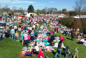 Koninginnedag 2013 wordt In Noord Scharwoude gevierd bij Sporthal Geestmerambacht