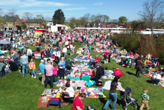 Koninginnedag 2013 wordt In Noord Scharwoude gevierd bij Sporthal Geestmerambacht