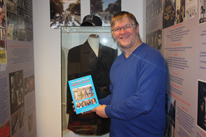 Azing Moltmaker van het Beatlesmuseum presenteert 50e boek