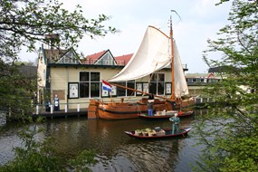 Langedijk Waterrijk doet mee aan Kroningsvaart op 30 april in Amsterdam