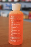 Achterkant van de fles met het Wilhelmus erop