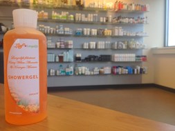 Op de achtergrond alle artikelen die gemaakt worden door Personal Care Concepts