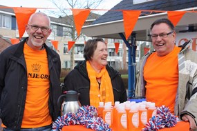 Enthousiaste mensen van de Oranjestichting Noord-Scharwoude