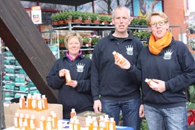 Leden van Stichting Oranje Festiviteiten Oudkarspel bij De Vomar