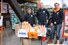 Met mooie oranje tasjes voor basisschoolleerlingen op 30 april