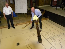 Burgemeester Cornelisse aan het kolven