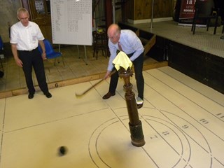 Burgemeester Cornelisse aan het kolven