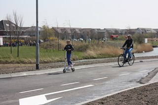 Lekker fietsen en steppen op de weg, nu het nog kan