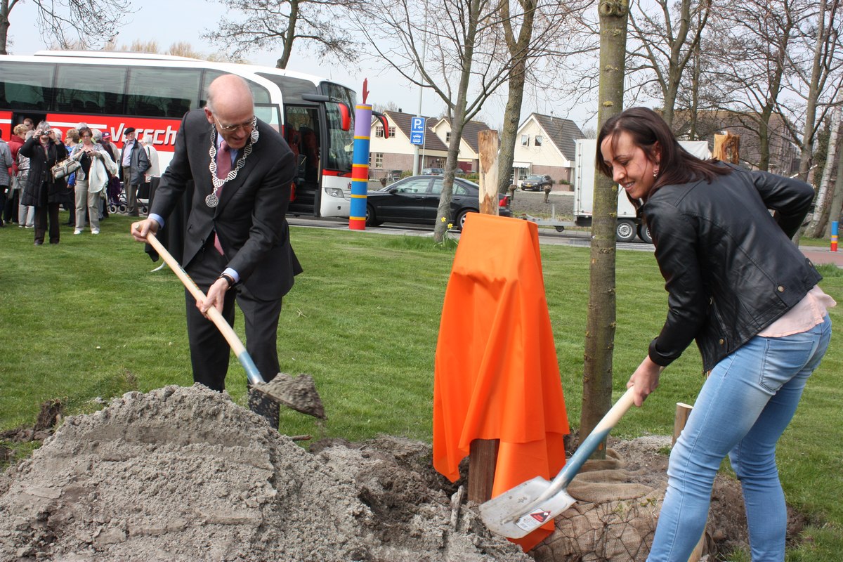Ook een Koningslinde in Langedijk geplant