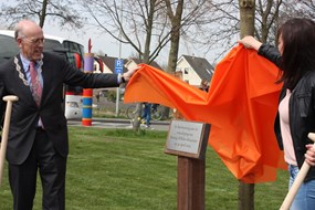 Plaquette is duidelijk leesbaar