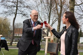 Een toost na de onthulling